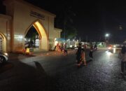 Jamaah Tenang Beribadah, Polsek Kediri Kawal Salat Tarawih Hingga Usai