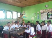 GERUNG, Lombok Barat – Kepolisian Sektor (Polsek) Gerung, di bawah naungan Polres Lombok Barat, Polda NTB, menunjukkan komitmennya dalam mendukung program pemerintah untuk meningkatkan gizi anak-anak. Bhabinkamtibmas Desa Dasan Tapen, AIPDA I Komang Nesa, terjun langsung melaksanakan pengamanan dan monitoring kegiatan pemberian paket Makan Bergizi Gratis (MBG) di Sekolah Dasar Negeri (SDN) 2 Dasan Tapen, Gerung, Lombok Barat. Kegiatan yang berlangsung pada Senin, 10 Maret 2025, mulai pukul 09.30 Wita hingga selesai, menyasar seluruh siswa SDN 2 Dasan Tapen. Pemberian paket MBG ini diinisiasi oleh Satuan Pelayanan Pemenuhan Gizi (SPPG) Wilayah Kecamatan Gerung. Kapolsek Gerung, Iptu I Gusti Agung Bayu Damana, menjelaskan bahwa kegiatan pengamanan dan monitoring ini merupakan bentuk dukungan Polri terhadap program-program pemerintah yang bertujuan untuk meningkatkan kesejahteraan masyarakat, terutama di bidang pendidikan dan kesehatan. Dukungan Penuh Polsek Gerung untuk Program Gizi Anak “Kami dari Polsek Gerung sangat mendukung kegiatan positif seperti ini. Pemberian makan bergizi gratis ini sangat penting untuk memastikan anak-anak kita mendapatkan asupan gizi yang cukup, sehingga mereka dapat tumbuh dan berkembang secara optimal,” ujar Iptu I Gusti Agung Bayu Damana. Beliau menambahkan, kehadiran Bhabinkamtibmas dalam kegiatan ini juga bertujuan untuk memastikan kegiatan berjalan lancar, aman, dan tepat sasaran. “Selain melakukan pengamanan, Bhabinkamtibmas juga melakukan monitoring untuk memastikan bahwa bantuan ini benar-benar sampai kepada yang berhak dan memberikan manfaat yang maksimal bagi siswa SDN 2 Dasan Tapen,” lanjutnya. Sinergi untuk Generasi Sehat dan Cerdas Kegiatan pemberian paket MBG ini dihadiri oleh berbagai pihak, menunjukkan sinergi yang baik antara kepolisian, pemerintah daerah, dan pihak sekolah. Selain AIPDA I Komang Nesa dari Bhabinkamtibmas Desa Dasan Tapen, hadir pula tim dari SPPG Wilayah Kecamatan Gerung, serta Kepala Sekolah Dasar Negeri 2 Dasan Tapen, Murdani, S.Pd., beserta para dewan guru. Kepala Sekolah SDN 2 Dasan Tapen, Murdani, S.Pd., menyampaikan apresiasi yang mendalam atas perhatian dan bantuan yang diberikan oleh SPPG Kecamatan Gerung dan Polsek Gerung. “Kami sangat berterima kasih atas bantuan paket makan bergizi gratis ini. Tentu ini sangat bermanfaat bagi siswa-siswi kami. Kami juga berterima kasih atas kehadiran Bapak Bhabinkamtibmas yang telah mengawal kegiatan ini,” ungkap Murdani. 192 Siswa SDN 2 Dasan Tapen Terima Paket MBG Sebanyak 192 siswa SDN 2 Dasan Tapen menerima paket makan bergizi gratis pada kegiatan ini. Paket MBG diharapkan dapat membantu memenuhi kebutuhan gizi siswa, meningkatkan konsentrasi belajar, dan pada akhirnya meningkatkan kualitas pendidikan di SDN 2 Dasan Tapen. Kegiatan pemberian paket MBG dan pengamanan oleh Bhabinkamtibmas ini merupakan contoh nyata kolaborasi positif antara berbagai pihak untuk mewujudkan generasi Indonesia yang sehat, cerdas, dan berprestasi. Polsek Gerung berkomitmen untuk terus mendukung program-program pemerintah dan hadir di tengah masyarakat untuk menciptakan situasi kamtibmas yang kondusif serta memberikan pelayanan yang terbaik.
