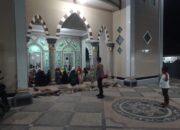 Ramadhan Aman! Polsek Labuapi Jaga Tarawih di Masjid Karang Bangket
