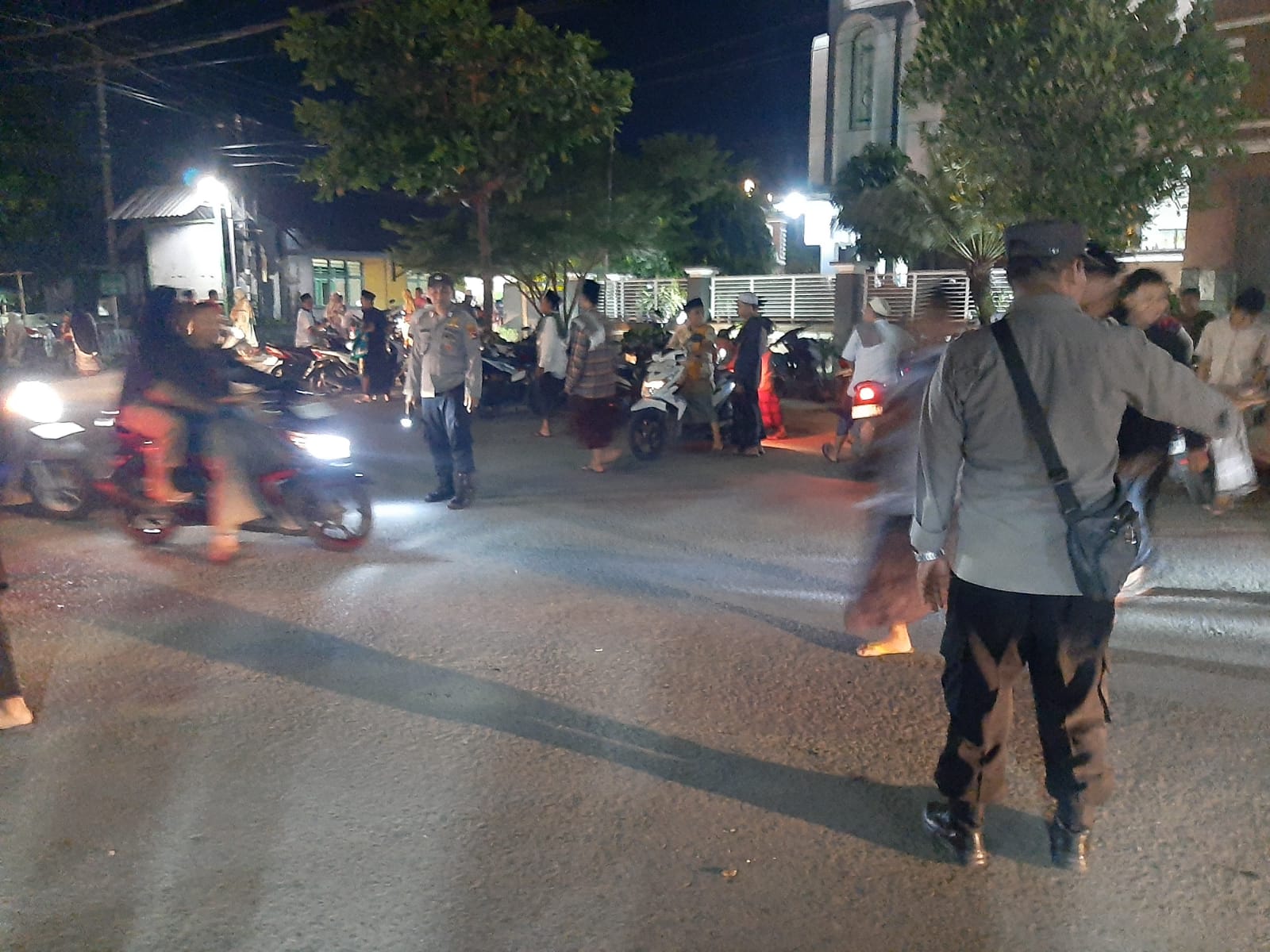 Polsek Labuapi Atur Lalu Lintas, Ibadah Ramadan Makin Nyaman
