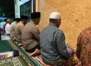 Polri Dekat dengan Umat: Kapolsek Kediri Tarawih Bersama Warga
