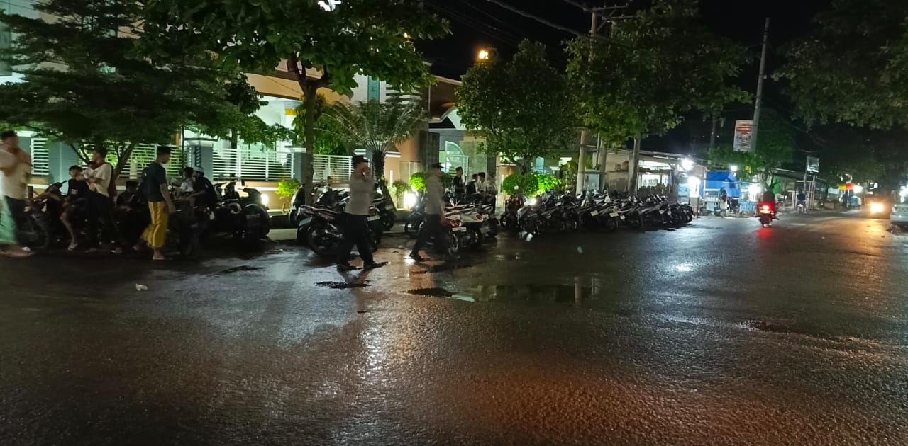 Polisi Siaga! Pengamanan Tarawih di Labuapi Berjalan Lancar
