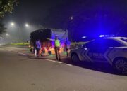 Sigap! Polisi Lombok Barat Bantu Pengendara Truk Pecah Ban Saat Patroli