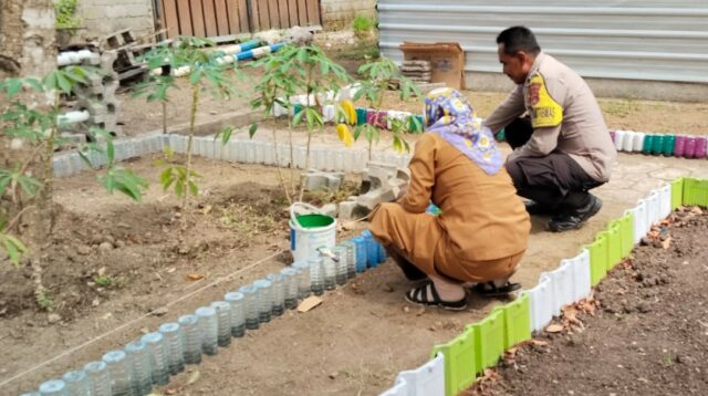 Bhabinkamtibmas Lembar Selatan Dorong Warga Kelola Lahan Pekarangan