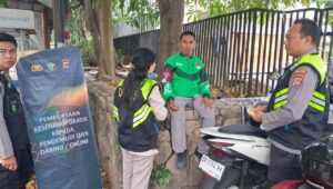 Lombok Barat, NTB – Kepolisian Resor Lombok Barat (Polres Lobar) menunjukkan komitmennya dalam menjaga kesehatan dan kesejahteraan Masyarakat. Khususnya para pengemudi ojek online (ojol), melalui kegiatan pemeriksaan kesehatan dan pemberian vitamin gratis. Inisiatif SI DOKKES Polres Lombok Barat Kapolres Lombok Barat, Polda NTB, AKBP Yasmara Harahap, S.I.K., melalui Kepala Bagian Sumber Daya Manusia (Kabag SDM), AKP Dewi Komalasari, S.H., mengatakan bahwa program pemeriksaan kesehatan gratis ini diinisiasi oleh Bidang Kedokteran dan Kesehatan (Dokkes) Polres Lombok Barat. Dengan fokus utama pada kelompok masyarakat yang memiliki mobilitas tinggi dan rentan terhadap berbagai risiko kesehatan. "Kami ingin memastikan bahwa para pengemudi ojek online, sebagai salah satu garda terdepan perekonomian digital, tetap dalam kondisi prima," ujar Kepala Bagian Sumber Daya Manusia (Kabag SDM) Polres Lombok Barat, AKP Dewi Komalasari, S.H. Kegiatan ini secara spesifik dilaksanakan pada Kamis (12/6/2025), dipusatkan di area yang mudah dijangkau oleh para pengemudi ojek online di wilayah Lombok Barat. Antusiasme terlihat dari kehadiran para peserta yang berbondong-bondong untuk memeriksakan kondisi kesehatan mereka. Manfaat Langsung bagi Pengemudi Ojek Online Dalam kegiatan ini, para pengemudi ojek online mendapatkan beragam layanan kesehatan, termasuk pemeriksaan tekanan darah, cek gula darah, serta konsultasi kesehatan singkat dengan tenaga medis dari Dokkes Polres Lombok Barat. Selain itu, mereka juga diberikan suplemen vitamin untuk menjaga daya tahan tubuh, terutama mengingat intensitas kerja yang tinggi di jalan raya. "Kami sangat terbantu dengan adanya program seperti ini. Kadang kami tidak sempat memeriksakan kesehatan karena sibuk bekerja," tutur salah satu pengemudi ojek online yang enggan disebutkan namanya. "Pemberian vitamin juga sangat bermanfaat, apalagi di musim pancaroba seperti sekarang." Target dan Dampak Positif Pada kesempatan ini, Polres Lombok Barat menargetkan setidaknya 25 orang pengemudi ojek online dapat terlayani. Angka ini diharapkan dapat terus meningkat pada kegiatan serupa di masa mendatang. AKP Dewi Komalasari menambahkan bahwa target 25 orang ini adalah awal. “Kami berharap kegiatan ini dapat menjadi agenda rutin dan menjangkau lebih banyak lapisan masyarakat di kemudian hari,” imbuhnya. Inisiatif seperti ini tidak hanya mencerminkan peran kepolisian dalam menjaga keamanan dan ketertiban, tetapi juga menunjukkan kepedulian terhadap aspek kesehatan dan kesejahteraan sosial. Dengan kondisi fisik yang prima, para pengemudi ojek online diharapkan dapat menjalankan profesi mereka dengan lebih optimal, yang pada akhirnya akan berdampak positif pada stabilitas ekonomi lokal. Komitmen Polres Lombok Barat untuk Masyarakat Kegiatan bakti kesehatan ini merupakan salah satu dari sekian banyak program sosial yang digalakkan oleh Polres Lombok Barat. Komitmen untuk selalu hadir dan memberikan pelayanan terbaik kepada masyarakat adalah pijakan utama. Melalui program SI DOKKES, Polres Lombok Barat berharap dapat terus berkontribusi dalam menciptakan masyarakat yang sehat dan produktif. "Ini adalah wujud nyata kepedulian kami terhadap masyarakat. Kami ingin Polri tidak hanya dilihat sebagai penegak hukum, tetapi juga sebagai sahabat masyarakat yang peduli terhadap kesejahteraan mereka," pungkas AKP Dewi Komalasari. Dengan berlanjutnya program-program kemanusiaan seperti ini, diharapkan sinergi antara kepolisian dan masyarakat dapat semakin erat. Menciptakan lingkungan yang lebih aman, sehat, dan sejahtera bagi seluruh warga Lombok Barat.