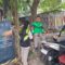 Lombok Barat, NTB – Kepolisian Resor Lombok Barat (Polres Lobar) menunjukkan komitmennya dalam menjaga kesehatan dan kesejahteraan Masyarakat. Khususnya para pengemudi ojek online (ojol), melalui kegiatan pemeriksaan kesehatan dan pemberian vitamin gratis. Inisiatif SI DOKKES Polres Lombok Barat Kapolres Lombok Barat, Polda NTB, AKBP Yasmara Harahap, S.I.K., melalui Kepala Bagian Sumber Daya Manusia (Kabag SDM), AKP Dewi Komalasari, S.H., mengatakan bahwa program pemeriksaan kesehatan gratis ini diinisiasi oleh Bidang Kedokteran dan Kesehatan (Dokkes) Polres Lombok Barat. Dengan fokus utama pada kelompok masyarakat yang memiliki mobilitas tinggi dan rentan terhadap berbagai risiko kesehatan. "Kami ingin memastikan bahwa para pengemudi ojek online, sebagai salah satu garda terdepan perekonomian digital, tetap dalam kondisi prima," ujar Kepala Bagian Sumber Daya Manusia (Kabag SDM) Polres Lombok Barat, AKP Dewi Komalasari, S.H. Kegiatan ini secara spesifik dilaksanakan pada Kamis (12/6/2025), dipusatkan di area yang mudah dijangkau oleh para pengemudi ojek online di wilayah Lombok Barat. Antusiasme terlihat dari kehadiran para peserta yang berbondong-bondong untuk memeriksakan kondisi kesehatan mereka. Manfaat Langsung bagi Pengemudi Ojek Online Dalam kegiatan ini, para pengemudi ojek online mendapatkan beragam layanan kesehatan, termasuk pemeriksaan tekanan darah, cek gula darah, serta konsultasi kesehatan singkat dengan tenaga medis dari Dokkes Polres Lombok Barat. Selain itu, mereka juga diberikan suplemen vitamin untuk menjaga daya tahan tubuh, terutama mengingat intensitas kerja yang tinggi di jalan raya. "Kami sangat terbantu dengan adanya program seperti ini. Kadang kami tidak sempat memeriksakan kesehatan karena sibuk bekerja," tutur salah satu pengemudi ojek online yang enggan disebutkan namanya. "Pemberian vitamin juga sangat bermanfaat, apalagi di musim pancaroba seperti sekarang." Target dan Dampak Positif Pada kesempatan ini, Polres Lombok Barat menargetkan setidaknya 25 orang pengemudi ojek online dapat terlayani. Angka ini diharapkan dapat terus meningkat pada kegiatan serupa di masa mendatang. AKP Dewi Komalasari menambahkan bahwa target 25 orang ini adalah awal. “Kami berharap kegiatan ini dapat menjadi agenda rutin dan menjangkau lebih banyak lapisan masyarakat di kemudian hari,” imbuhnya. Inisiatif seperti ini tidak hanya mencerminkan peran kepolisian dalam menjaga keamanan dan ketertiban, tetapi juga menunjukkan kepedulian terhadap aspek kesehatan dan kesejahteraan sosial. Dengan kondisi fisik yang prima, para pengemudi ojek online diharapkan dapat menjalankan profesi mereka dengan lebih optimal, yang pada akhirnya akan berdampak positif pada stabilitas ekonomi lokal. Komitmen Polres Lombok Barat untuk Masyarakat Kegiatan bakti kesehatan ini merupakan salah satu dari sekian banyak program sosial yang digalakkan oleh Polres Lombok Barat. Komitmen untuk selalu hadir dan memberikan pelayanan terbaik kepada masyarakat adalah pijakan utama. Melalui program SI DOKKES, Polres Lombok Barat berharap dapat terus berkontribusi dalam menciptakan masyarakat yang sehat dan produktif. "Ini adalah wujud nyata kepedulian kami terhadap masyarakat. Kami ingin Polri tidak hanya dilihat sebagai penegak hukum, tetapi juga sebagai sahabat masyarakat yang peduli terhadap kesejahteraan mereka," pungkas AKP Dewi Komalasari. Dengan berlanjutnya program-program kemanusiaan seperti ini, diharapkan sinergi antara kepolisian dan masyarakat dapat semakin erat. Menciptakan lingkungan yang lebih aman, sehat, dan sejahtera bagi seluruh warga Lombok Barat.