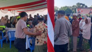 Warga Labuapi Terima Layanan Kesehatan dan Bansos Gratis dari Polri