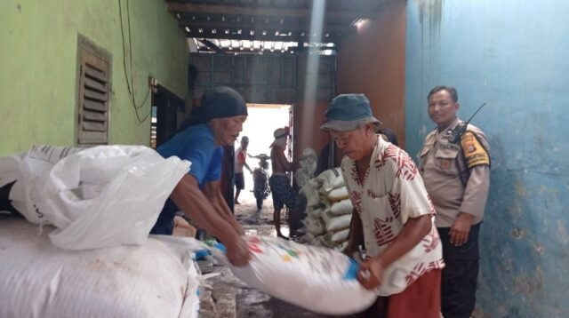 Jaga Ketahanan Pangan, Polisi Pantau Pupuk di Merembu Barat