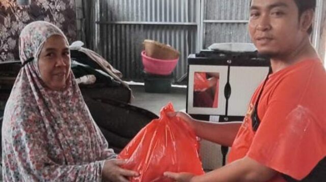 Pemuda Darul Muhajirin Tangani Dampak Banjir Sandubaya Mataram